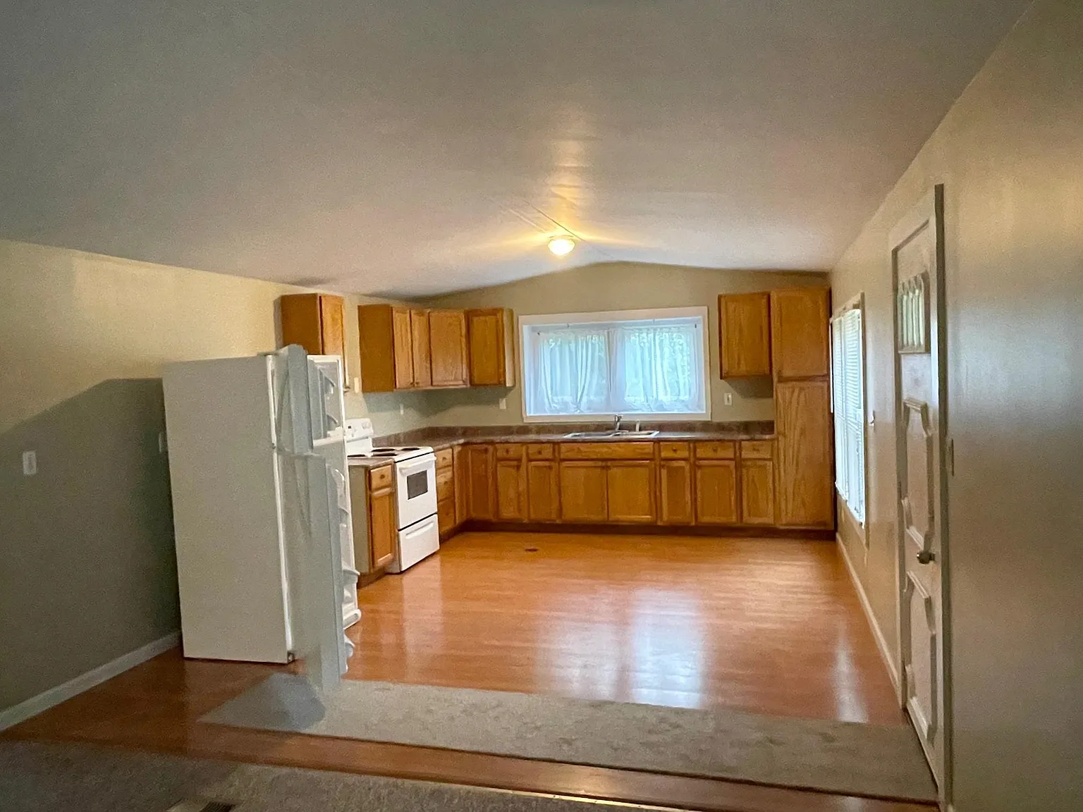 3 bed, 1150 sqft, $1,800 — Photo 3
