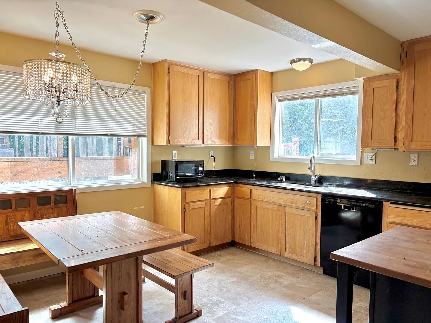 Mill Park Spacious Split-Level in Quiet, Quaint Neighborhood, with Detached Garage, Fenced Yard, A/C — Photo 3