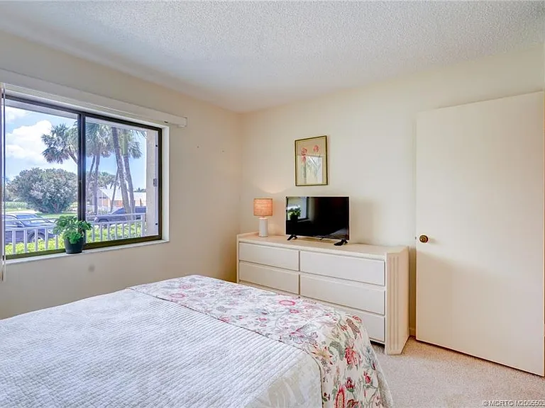 5593 NE Gulfstream Way — Photo 28