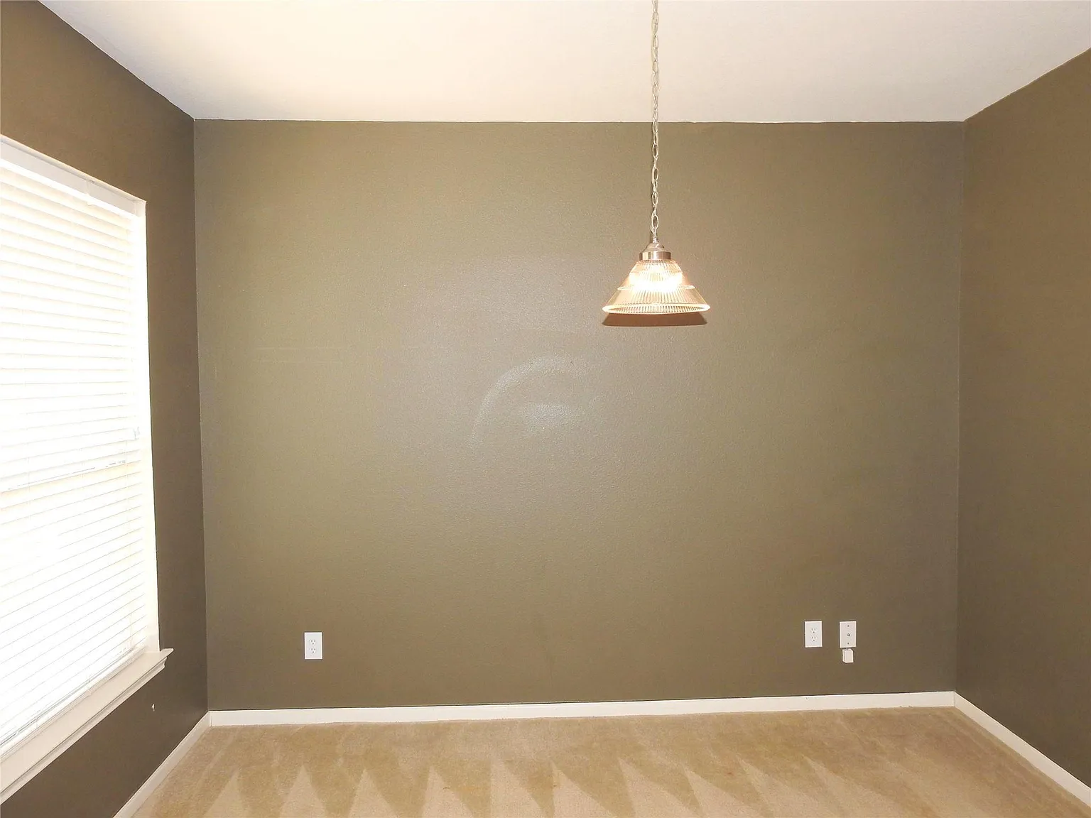 4 bed, 2.5 bath, 2460 sqft, $2,200 — Photo 2