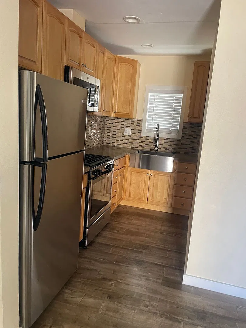 2 bed, 1.0 bath, $2,050 — Photo 2