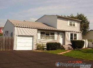 9 Seward St, West Babylon, NY 11704