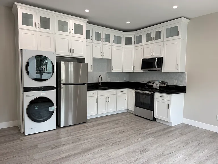 153 E 47th St #153 — Photo 5