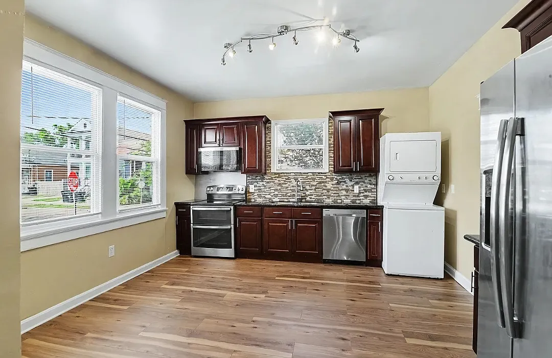 3 bed, 1100 sqft, $1,700 — Photo 3