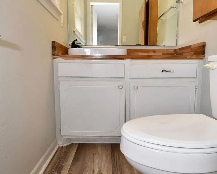 808 Laura Ln — Photo 12