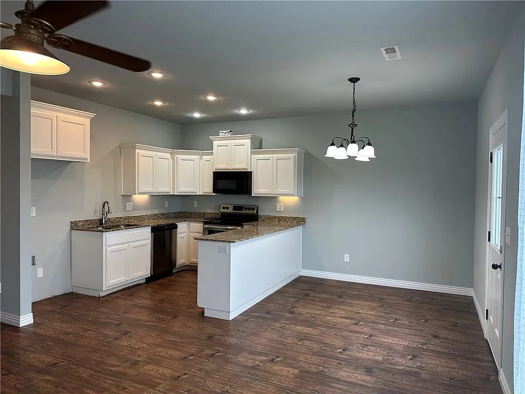 3 bed, 2.0 bath, 1400 sqft, $1,150 — Photo 2