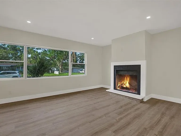 1352 Parkwood St — Photo 9