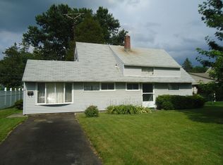 14 Cornflower Ln, Levittown, PA 19055