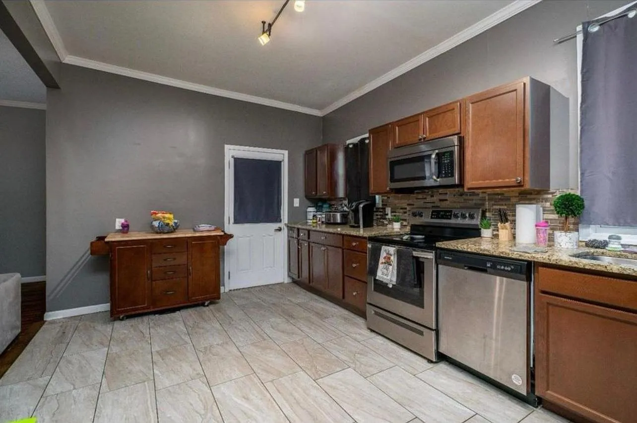 5015 Forest Ave — Photo 3