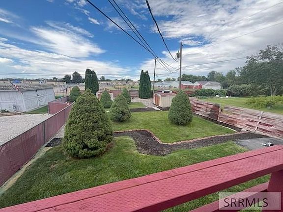 3rd image of 586 Boyd St