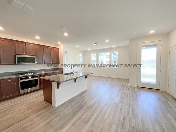 4th image of 2742 N Cove Dr