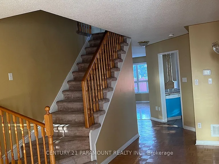 34 Jewel Cres — Photo 4