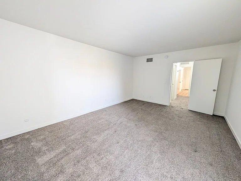 Chateau Lamont Apartments — Photo 15