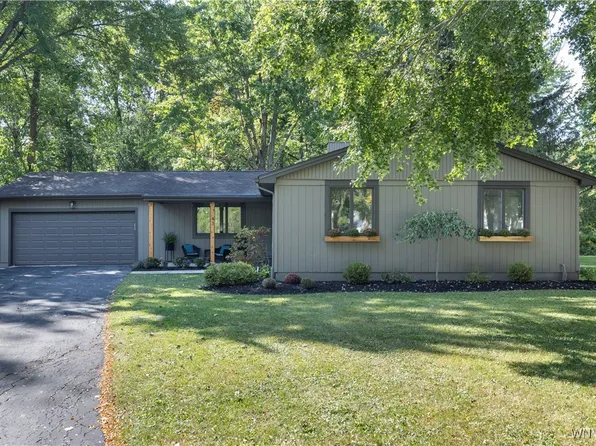 43 Moorgate Ct, East Amherst, NY 14051