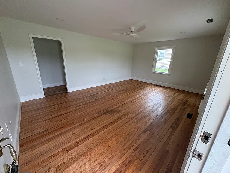 906 E Green St — Photo 2