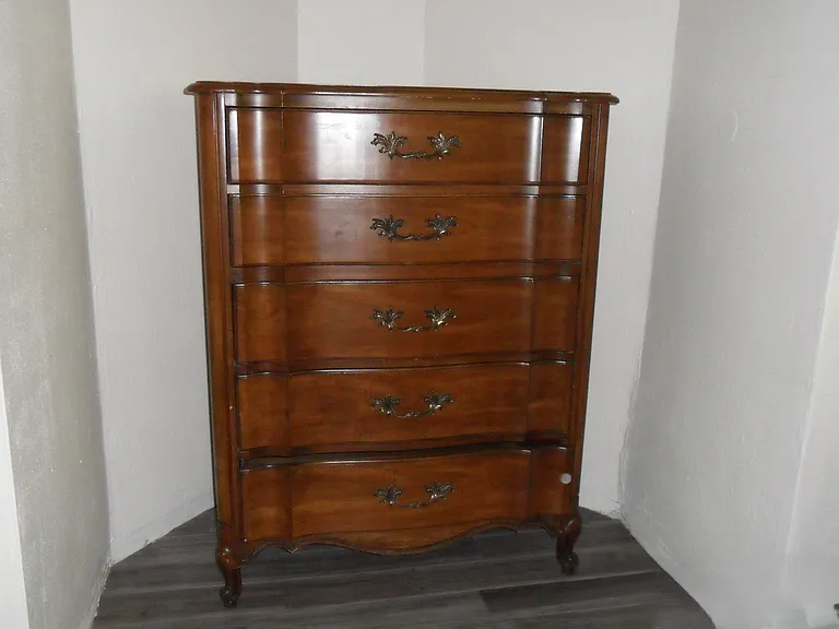 Apt 1 - BR 1 - dresser