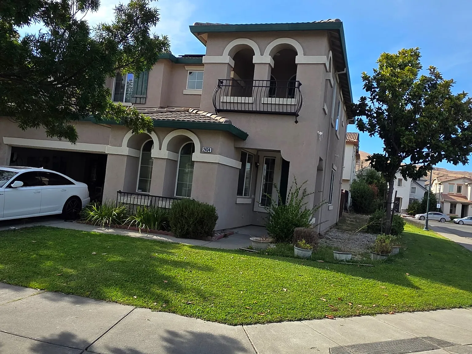 3 bed, 2.5 bath, 2242 sqft, $3,800 — Photo 2