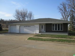 125 W Maple St, Hinton, IA 51024