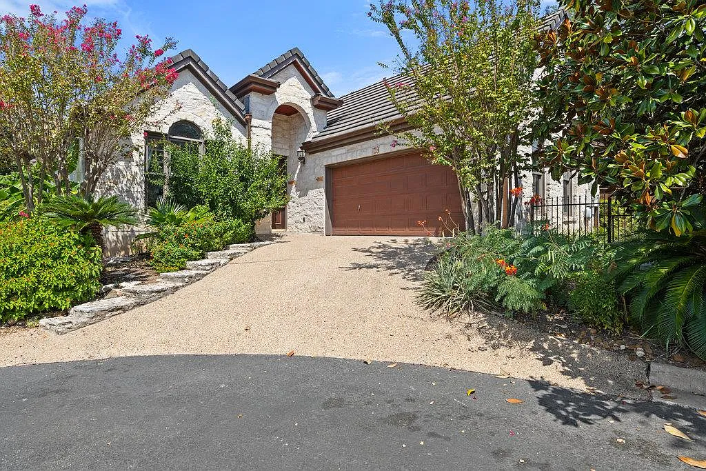3 bed, 2.5 bath, 2392 sqft, $8,750 — Photo 2