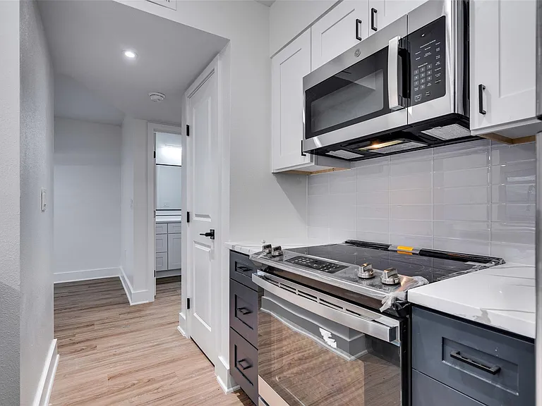 202 E 45th St #205 — Photo 14