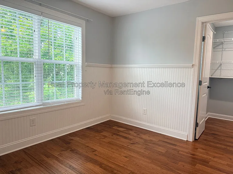 305 Holly Thorn Trce — Photo 43