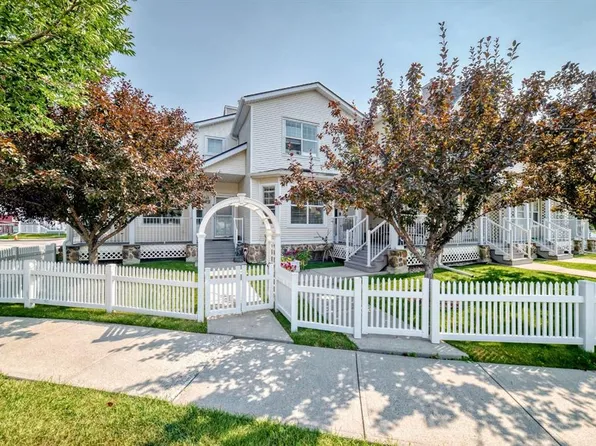 38 W Country Village Lndg NE, Calgary, AB T3K 5K1