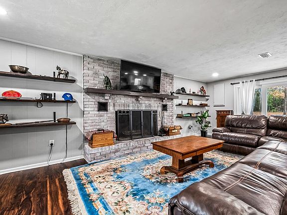 5th image of 121 Circle G Ranch Dr