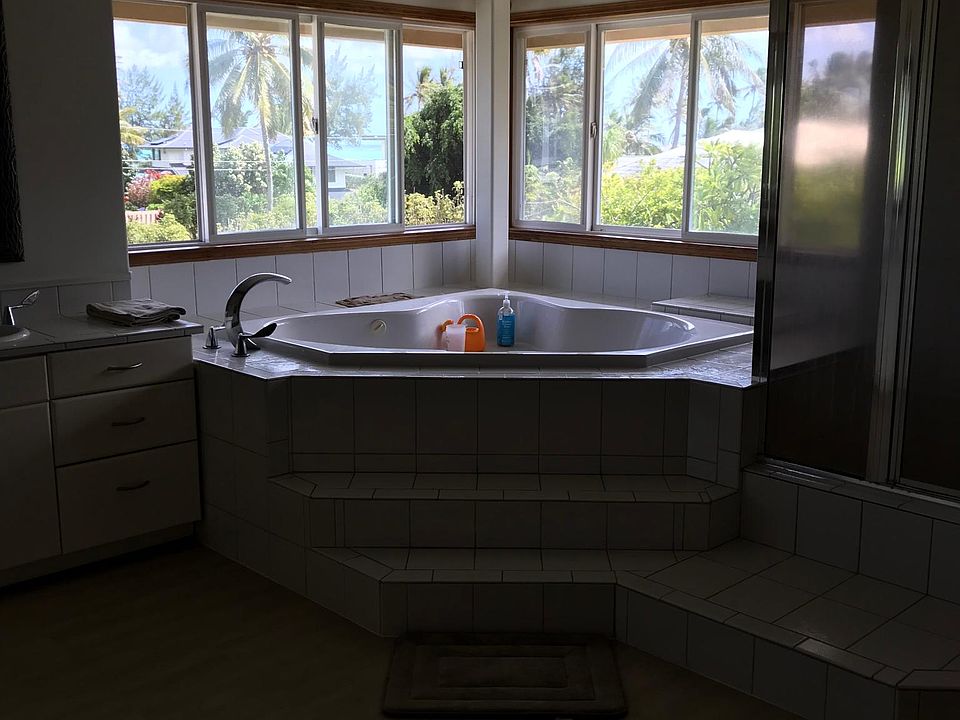 Jacuzzi tub in master bathroom