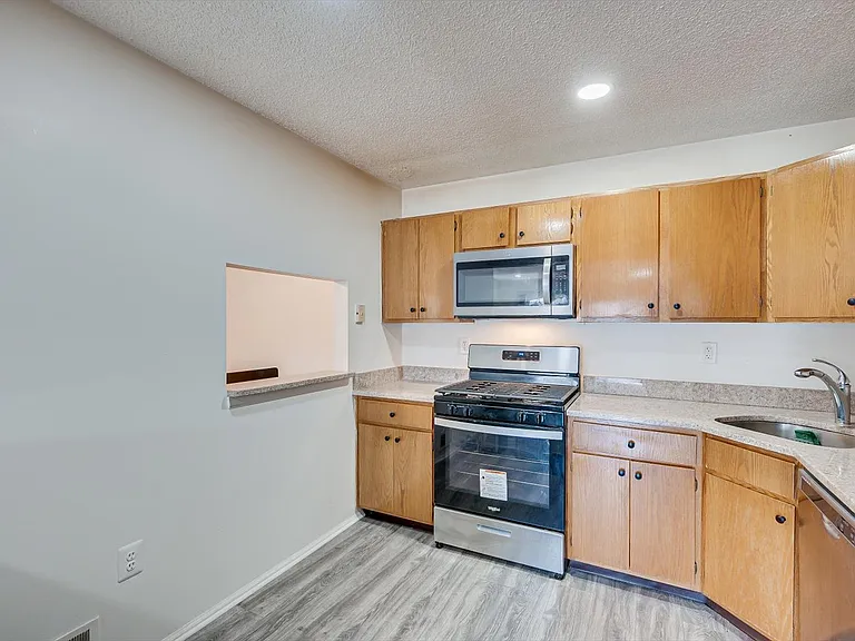 409 Lancaster Ct — Photo 6