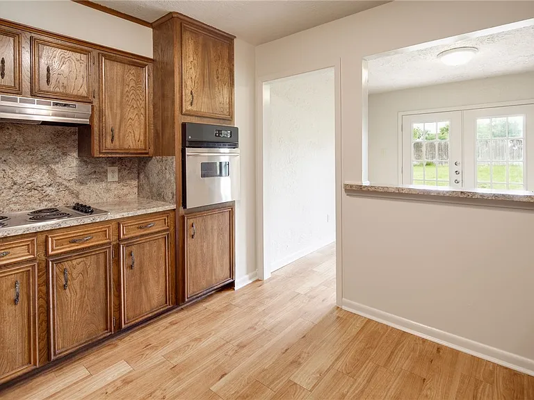 904 Holleman Dr — Photo 11
