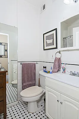 Rented by Perry Associates NYC Inc | media 19