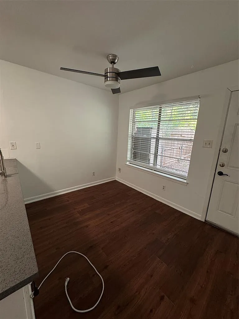 2 bed, 1.0 bath, 2049 sqft, $1,350 — Photo 4