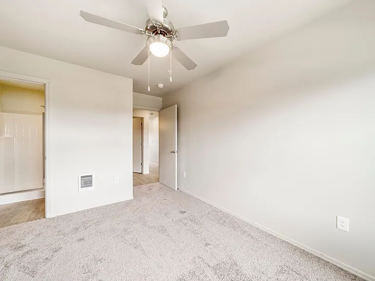 Leasing Special: $500 off 1 Month's Rent plus $1000 Standard Security Deposit! — Photo 33