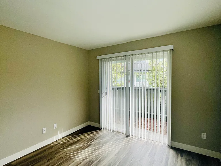 2x1 - 850 SQFT - Master Bedroom 
(Downstairs Unit)