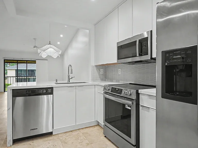 3939 NE 5th Ave #A201 — Photo 11