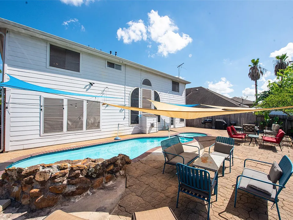 10815 Oak Bayou Ln