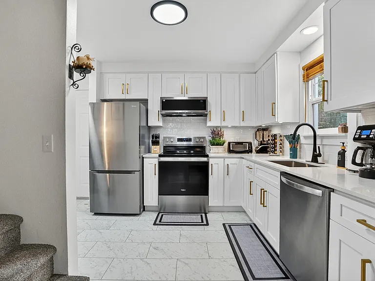 2615 Lancaster St — Photo 13
