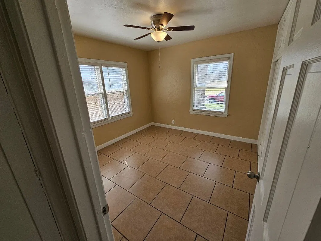 4 bed, 1.0 bath, 1200 sqft, $1,200 — Photo 4
