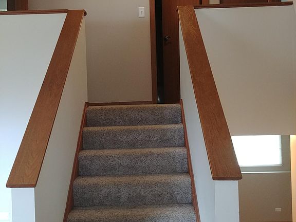 Split-level floor plan 2 bedrooms & 1 bathroom on 2nd floor