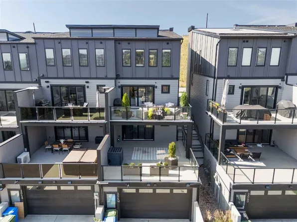 3044 W 85th St SW, Calgary, AB T3H 6C7