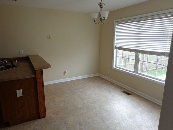 3rd image of 3664 Aurora Dr