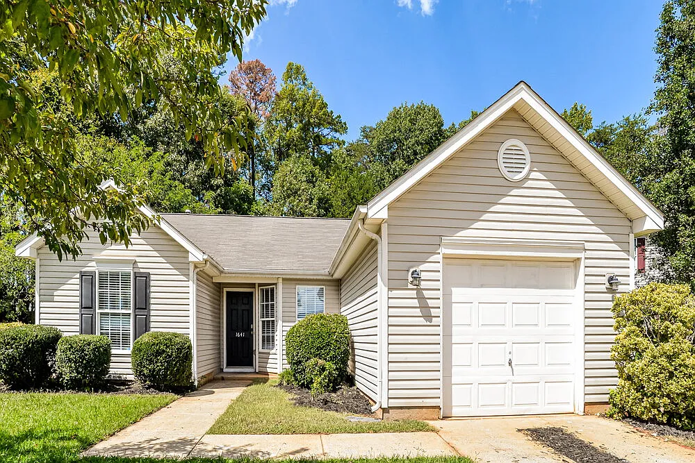 3 bed, 2.0 bath, 1200 sqft, $1,910 — Photo 1