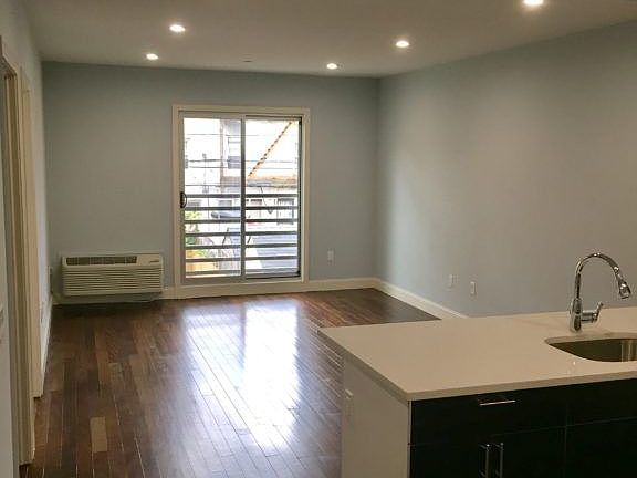 4th image of 2334 Broadway APT 2R