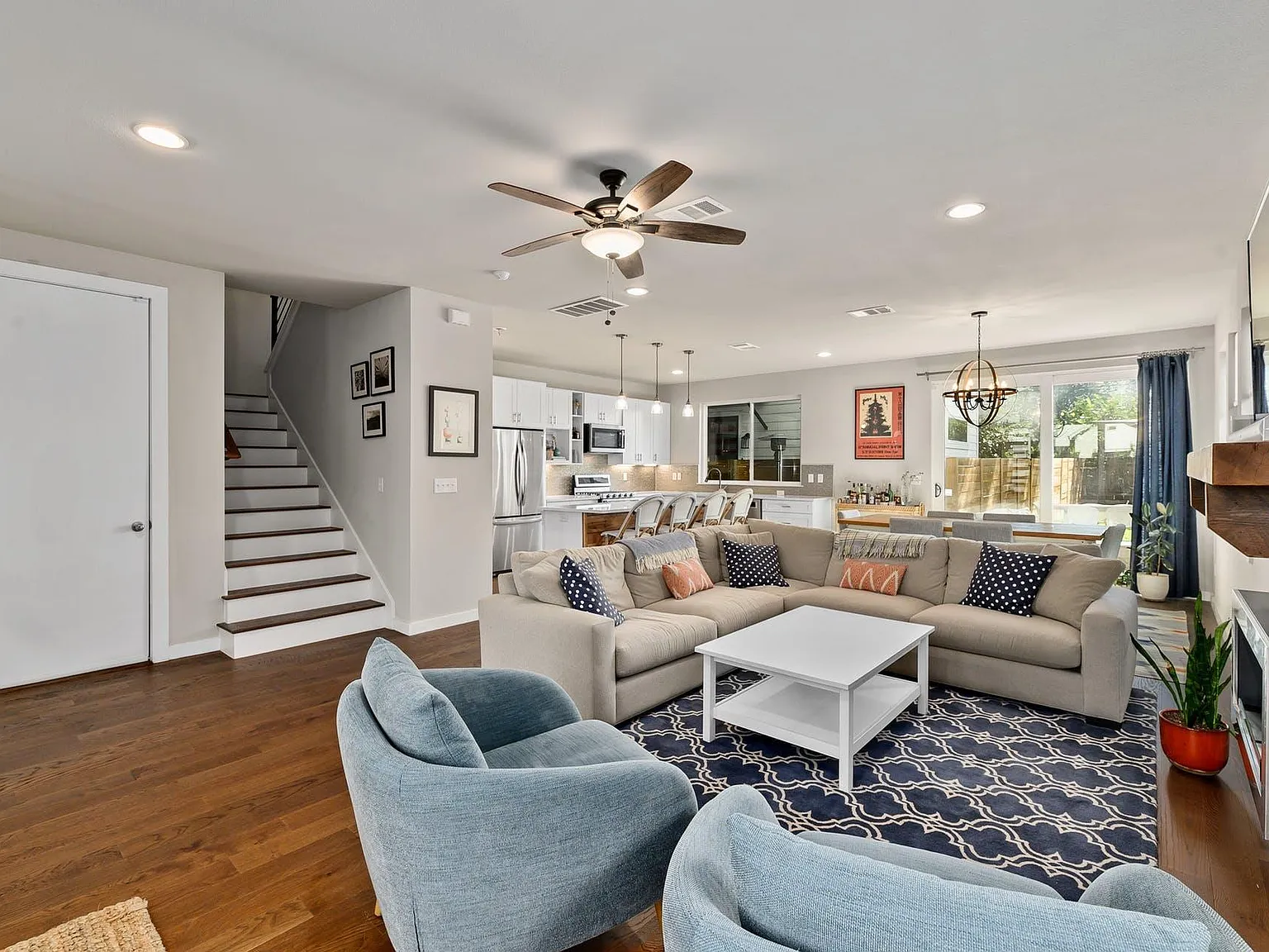 3 bed, 2.5 bath, 2100 sqft, $5,250 — Photo 3