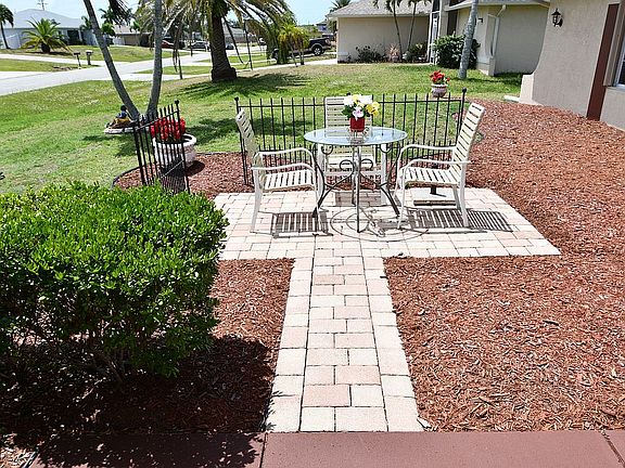 Front of House / Court