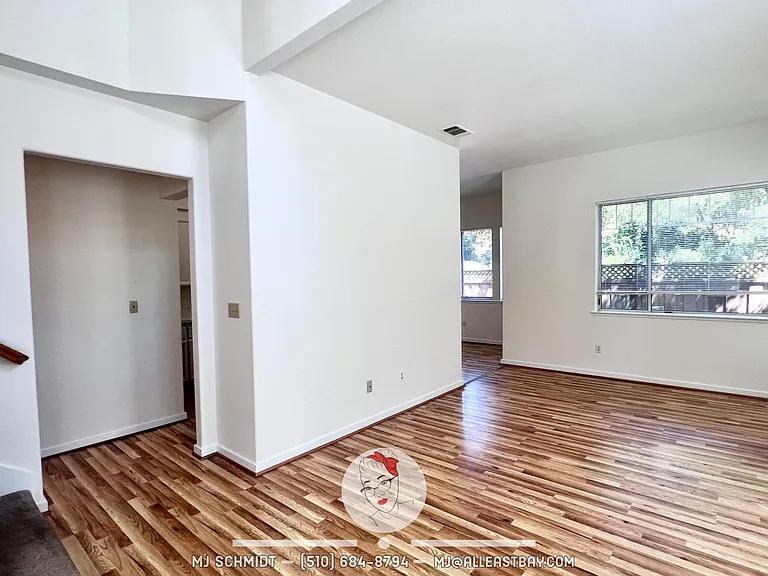 303 Sutton Cir — Photo 3