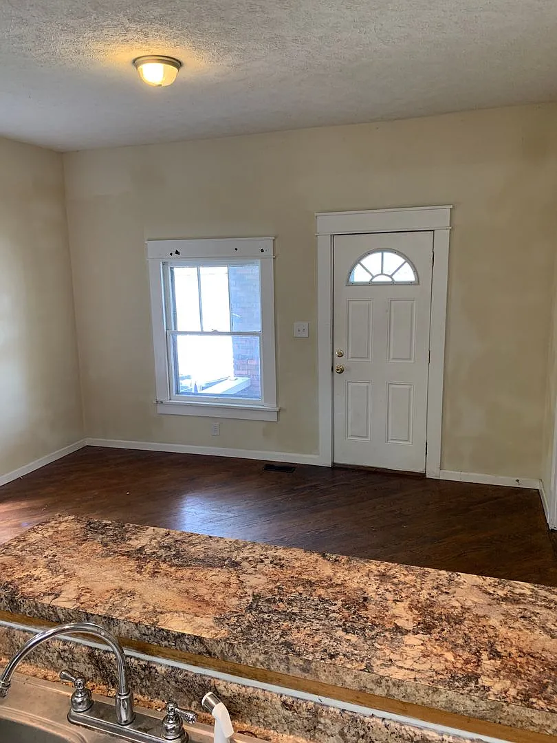 5 bedroom Available!! AUG 2027 5 bed, 3 bath Near Kirkwood! — Photo 4