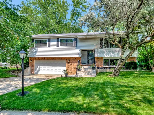 814 69th St, Darien, IL 60561