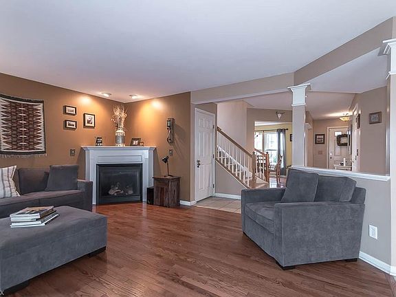 4th image of 454 Walker Ln