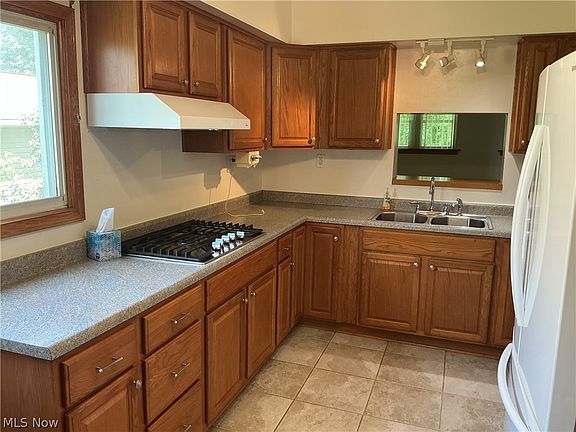 4th image of 122 Clay St